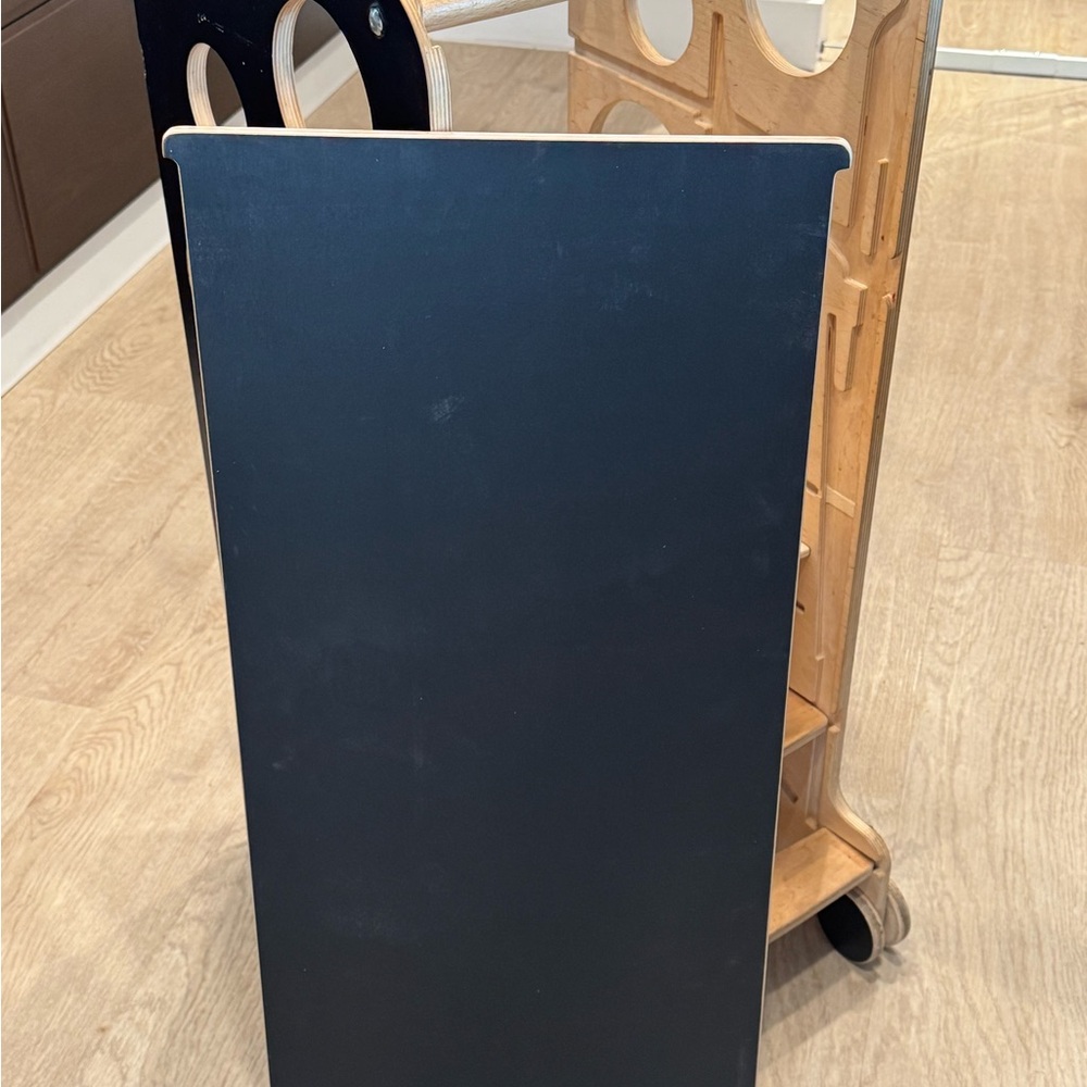 Leea Helper/Learning/Activity Tower - Picture 4 of 10